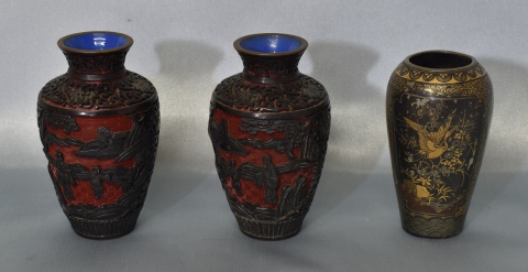 Tres pequeños vasos orientales. dos chinos de laca roja y uno japonés con ornamentación en dorado. Alto: 12,5 y 11,5 cm.