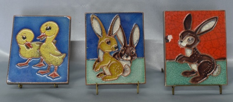Tres azulejos de animales, alemanes. Cachaduras. Miden: 16,3 x 13 cm.