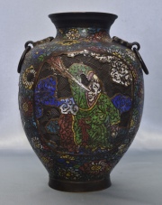 Vaso de bronce cloisonne con argollas. Alto: 24 cm.