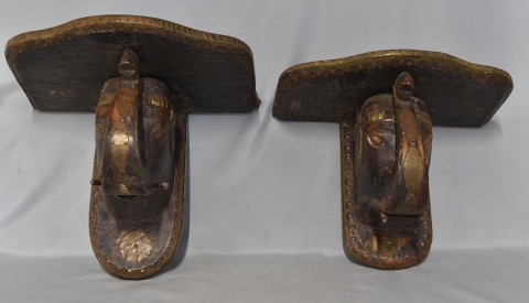 Dos ménsulas en forma de elefantes de madera. Alto: 32 cm. Frente: 37 cm.
