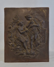Placa de hierro, Personajes en relieve. Mide: 28,5 x 23 cm.
