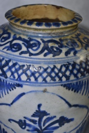 Antiguo Vaso Persa, de cerámica con esmalte azul, transformado en lámpara. Cachaduras, Restauro. 28 cm.