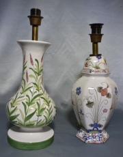 Dos lámparas diferentes, de cerámica policromada. decoración floral. Alto: 30 cm.