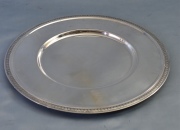 Doce platos de sitio Christofle de metal plateado. Diámetro: 30 cm.