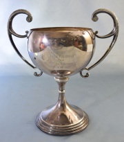 Copa de Premio Nuevo Palomar. Año 1950. Alto: 30 cm. Peso: 1 kg.