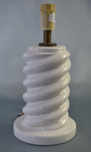 Lámpara de cerámica blanca helicoidal. Alto: 24 cm.