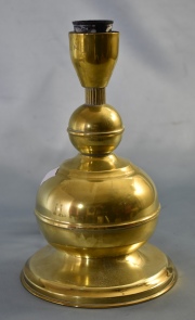 Lámpara de bronce en forma de bochas. Alto: 24 cm.