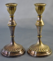 Par de candeleros de bronce plateado. Alto: 19 cm.