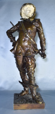 Bayeux, Espadachin, escultura de bronce, faltante. Cara de maril, fisura. Alto: 75 cm.