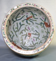Pecera China, de porcelana polcromada. Orificio central. fondo turquesa. Alto: 38 cm. Diámetro: 43 cm.