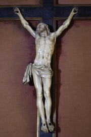 Crucifijo de marfil tallado. Cruz de madera. Marcos dorado con tiros polilla. Alto Cristo 30 cm. Alto marco: 96 cm.