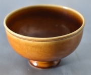 Pequeño bowl recubierto de esmalte marrón de porcelana china. Diámetro: 10,3 cm. Alto: 6,2 cm.