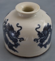 Vaso oriental de porcelana, decoración de dragones. Alto: 8 cm. Diámetro: 9,2 cm.