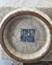 Vaso Chino cuadrangular con esmalte crema craquelé. Sello azul Qianlong. Alto 24 cm.