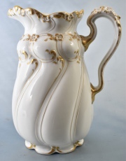 Jarra, porcelana de limoges, con realces dorados. Alto: 32 cm.