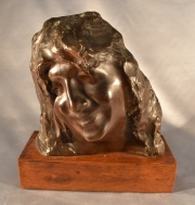 PEDRO ZONZA BRIANO, MUJER SONRIENTE, escultura de bronce patinado. fundición C. Valsuani, Cire Perdue. Alto: 28 cm.