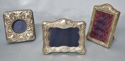 Tres Portaretratos de plata (pequeños). Diferentes diseños. Medida promedio: 10 x 8 cm.