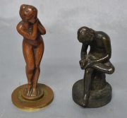 EL NIÑO DE LA ESPINA y FRILEUSE, dos esculturas de bronce. Alto: 11 y 14 cm.