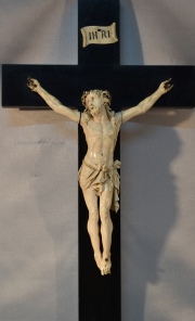 Cristo en marfil tallado con cruz demadera, faltante de dedos y corona. Restauros. Alto: 50,5 cm.