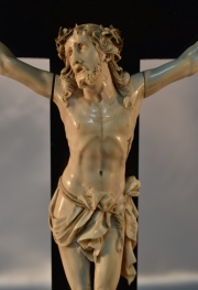 Cristo en marfil tallado con cruz demadera, faltante de dedos y corona. Restauros. Alto: 50,5 cm.