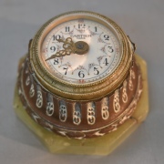 Reloj de mesa, base de ónix con rotura. Sin llave. Alto: 5,6 cm.
