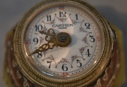 Reloj de mesa, base de ónix con rotura. Sin llave. Alto: 5,6 cm.