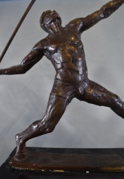 Lanzador de jabalina, escultura de STERETT GITTINGS KELSEY, 76. Bronce. Alto: 28,5 cm. Alto con base: 39 cm.