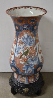 Vaso Imari, de porcelana policromada, restaurado, base de madera. Alto: 74 cm. Alto base: 17 cm.