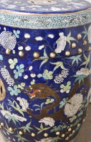 Banco chino de jardín, de porcelana policromada con dragón sobre esmalte azul. Alto 48 cm.