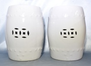 Par de bancos chinos de cerámica blanca con esmalte traslúcido. Alto: 48 cm.
