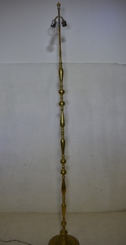 Lámpara de pie de bronce, en forma de balustres. Alto: 195 cm.