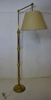 Lámpara de pie de bronce dorado, brazo articulado, con pantalla.