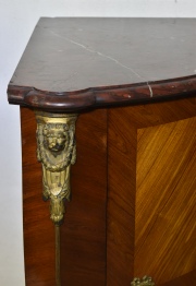 Par de Rinconeros estilo Luis XV, tapas de mármol, cajones cuberteros. Alto: 92 cm. Frente: 76 cm. Prof.: 54 cm. Francia,
