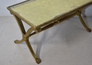 Mesa frente de sofa, dorada, tapadorada. Desperfectos. Alto: 45 cm. Tapa mide: 92 x 45 cm.