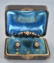 Tres Piezas 2 aros y broche, oro perlas y onix Victorianas
