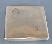 Cigarrera de plata. Mide: 9,5 x 9 cm. Peso: 102 gr. inscripción 'Evita Perón'