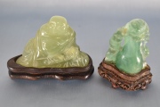 Dos figuras chinas de piedra dura tallada: Buda y Ave con rana. Alto total: 7,5 y 8,5 cm.