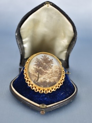 Prendedor Miniatura Paisaje marco oval de oro. Alto: 5,2 cm.