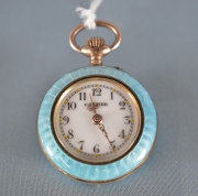 Reloj de bolsillo pequeño, Cartier, esmalte celeste con flor y perla.