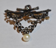Prendedor Victoriano con perla y piedras. Alto: 4,5 cm. Peso total: 7,6 cm.