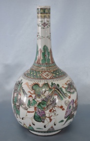 Vaso chino, porcelana globular. Alto cuello cilíndrico. Mínima cascadura. Alto: 35 cm.