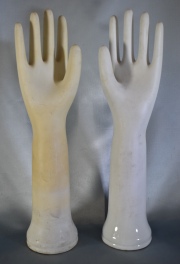 Par de manos de porcelana, para muestrario de guantes. Una restaurada. Alto: 41 cm.