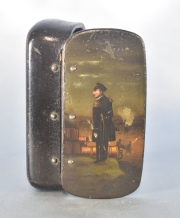 Caja rectangular, laca negra, pintada con figura de un militar. Largo: 9,4 cm.