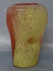VASO MURANO, de vidrio con diseño de motas naranjas que lo cubren totalmente. Alto: 19 cm.