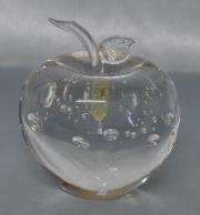 Manzana Querandi, de vidrio. Alto: 11 cm.