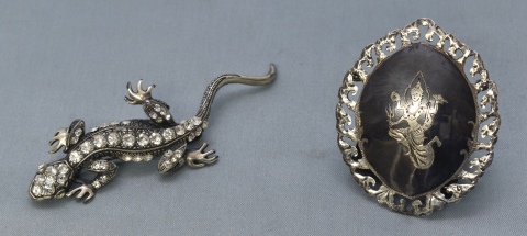 DOS PRENDEDORES, uno de Siam de plata sterling y el otro una lagartija con piedras semi preciosas. Largo: 6 y 9 cm respe