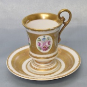 Taza con plato porcelana francesa dorada y dec. floral.