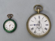 Reloj Cartier esmalte verde, mínima fisura. Con: Reloj Bolsillo del Ferrocarril Sud, falta aguja segundero. 2 piezas
