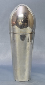Cocktelera Tiffany de metal plateado. Alto: 23,5 cm.