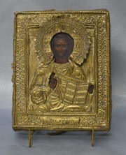 CRISTO, ícono ruso pintado sobre madera con una riza de bronce dorado y repujado. Desperfectos. Mide: 18 x 14,8 cm.